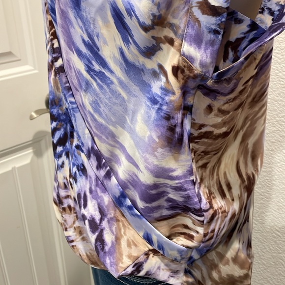 Jennifer Lopez cross wrap blouse. Sheer print. Tab shoulder. Asymmetrical hem. - Picture 5 of 9